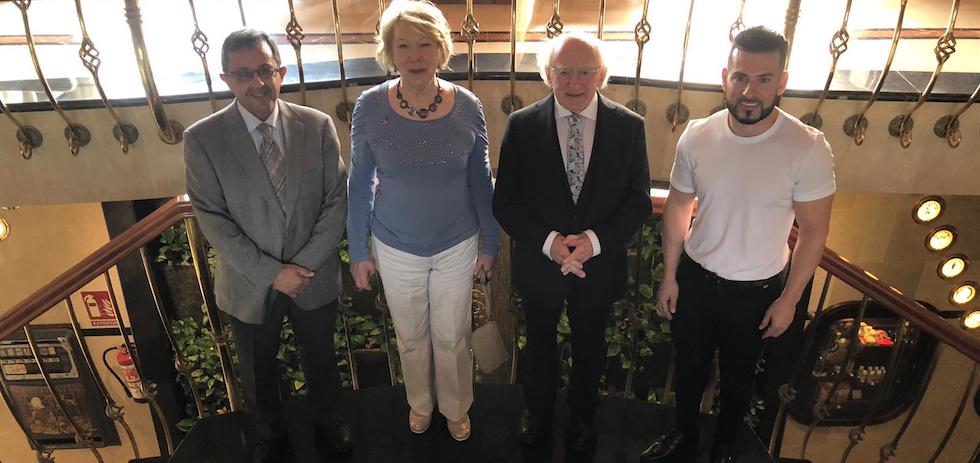 El presidente de Irlanda, Michael D. Higgings y su esposa, Sabina Coyne, junto al director de Luis Hoteles, Leo García (izq) y el propietario, Roberto López (dcha).