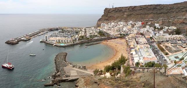 La playa y el puerto de Mogán, lugar donde se produjo el suceso | Alejandro Ramos