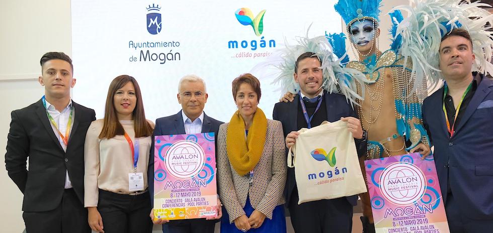 Organizadores Avalon Asociación de Empresarios y Profesionales Liberales LGTBIQ+ de Canarias, Alba Medina, Jorge Javier Vázques y Héctor Morales después de la presentación de Avalon en Fitur.