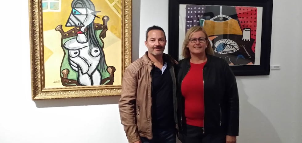 El artista Juan Cardoso, con la primera teniente de alcalde y concejal de Cultura, Elena &Aacute;lamo.