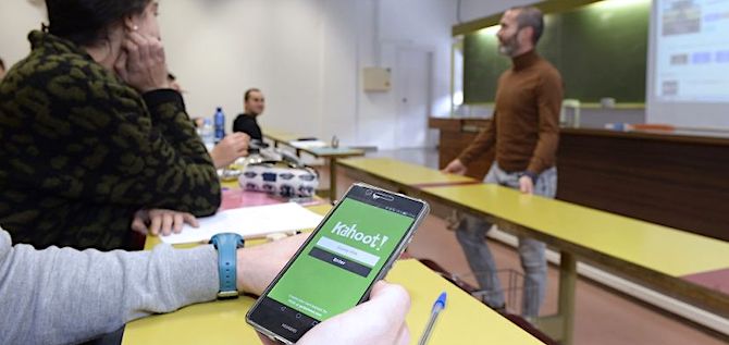 Un alumno mira el m&oacute;vil durante una clase. EFE/Nacho Gallego/Archivo