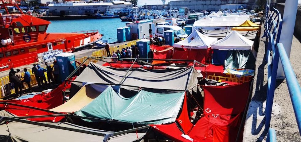 Migrantes hacinados el pasado noviembre en el muelle de Arguineguín, tras ser rescatados por Salvamento Marítimo. TIEMPO DE CANARIAS