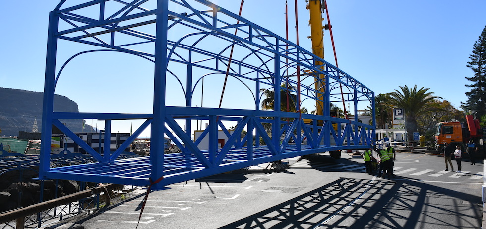 Instalación de la pasarela peatonal, Playa de Mogán.