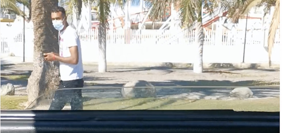 Una de las imágenes del vídeo en el que un residente intimida a un inmigrante.