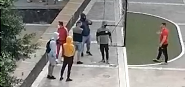 Inmigrantes en una cancha, en el barrio de Zárate.