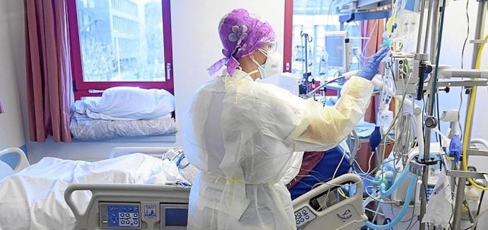 Una sanitaria trata a un paciente con covid-19 en la unidad de cuidados intensivos. Foto: Efe