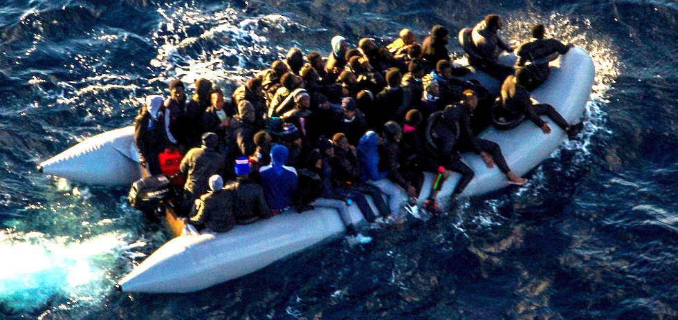 Un avión del Servicio de Búsqueda y Rescate (SAR) del Ejército del Aire ha localizado esta tarde una lancha neumática con 54 inmigrantes. EFE/SAR-Ejército del Aire