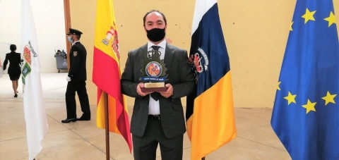 Mohamed El Khalifi con el reconocimiento de la Policía Nacional de Maspalomas | MASPALOMAS AHORA