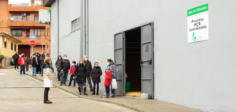 Personas esperan para la realización de pruebas PCR en Plasencia (Cáceres). Shutterstock / m.e.s.t.o.c.k