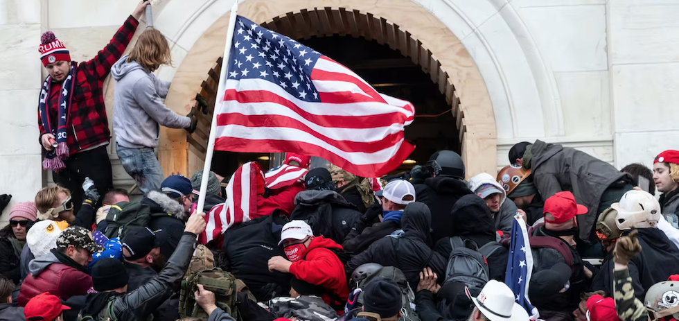 Manifestantes proTrump asaltando el Capitolio el 6 de enero de 2021. Shutterstock / lev radin