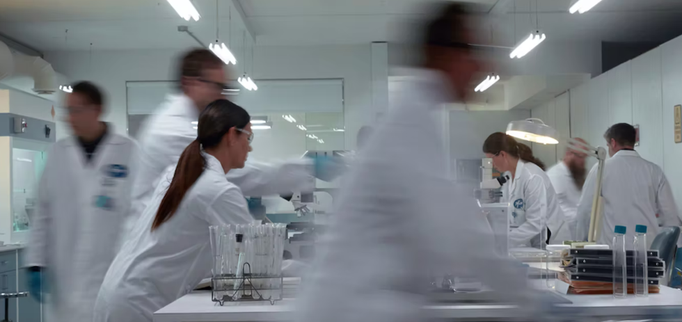 Empleados de Pfizer en el laboratorio.