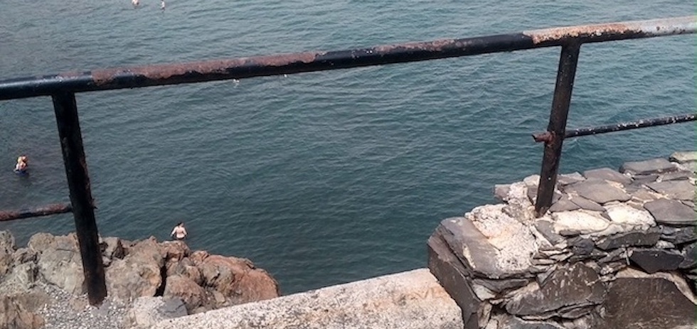 Estado de una de las barandillas de Playa del Pirata | MASPALOMAS AHORA