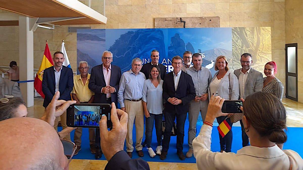 Marco Aurelio Pérez y miembros del PPAV posan con Alberto Núñez Feijóo