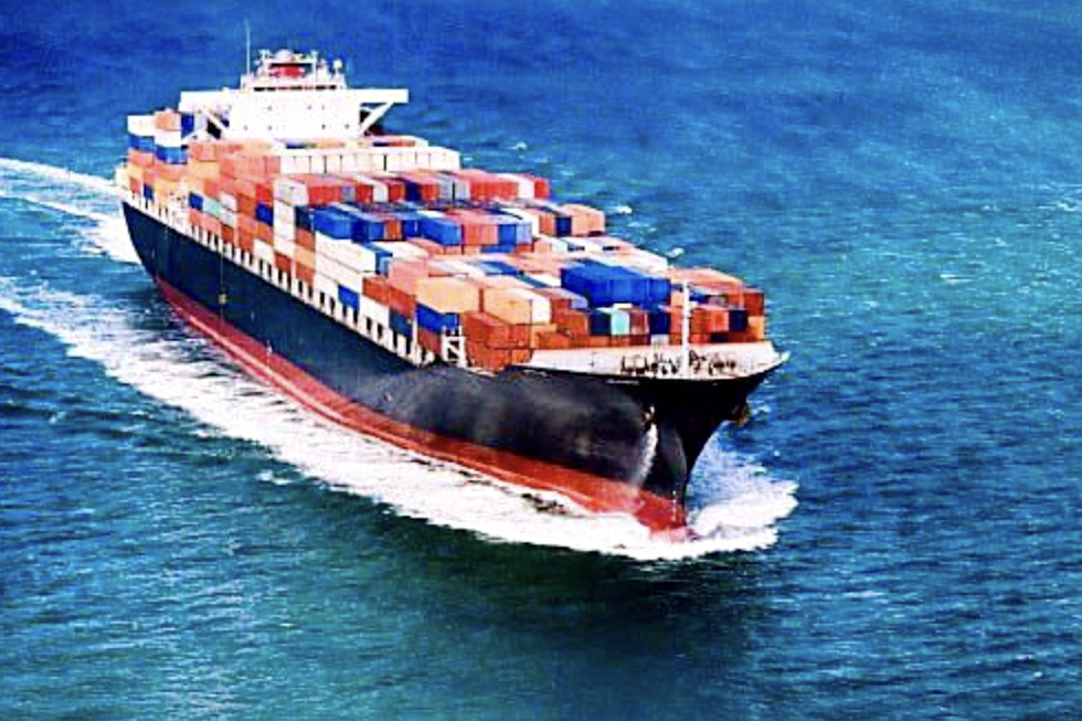Un barco de carga.