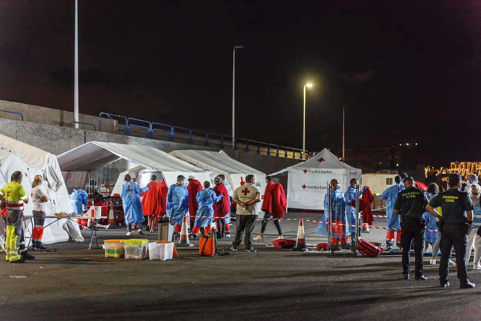 Inmigrantes atendidos en el muelle. Imagen de archivo