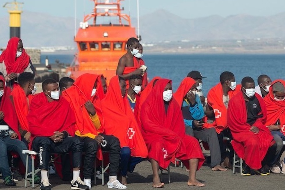 Inmigrantes en el muelle. Imagen de archivo