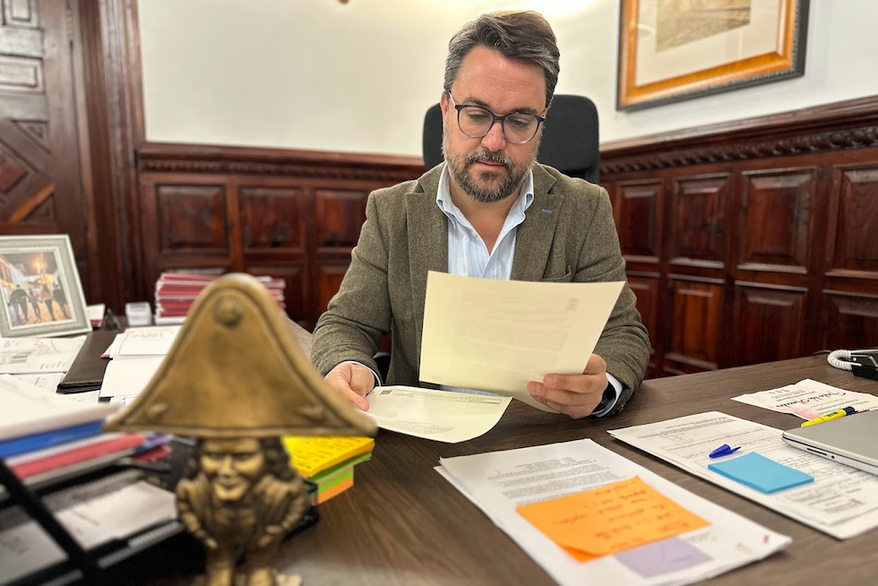 Asier Antona con la carta enviada al papa Francisco