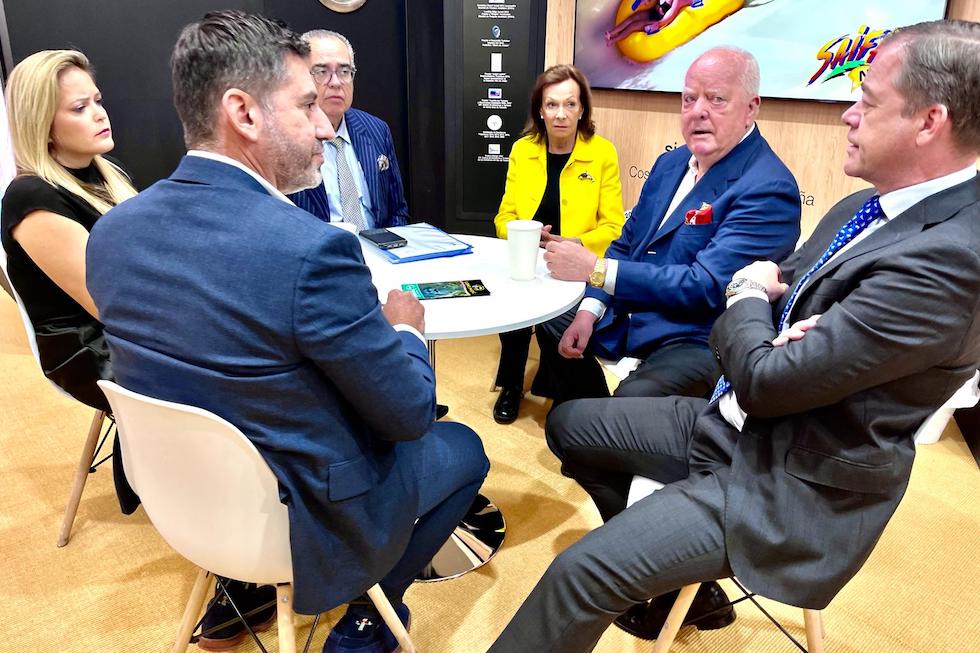 Alejandro Marichal y Yilenia Vega reunidos con el grupo Kiessling en Fitur. Marcos P. Dávila