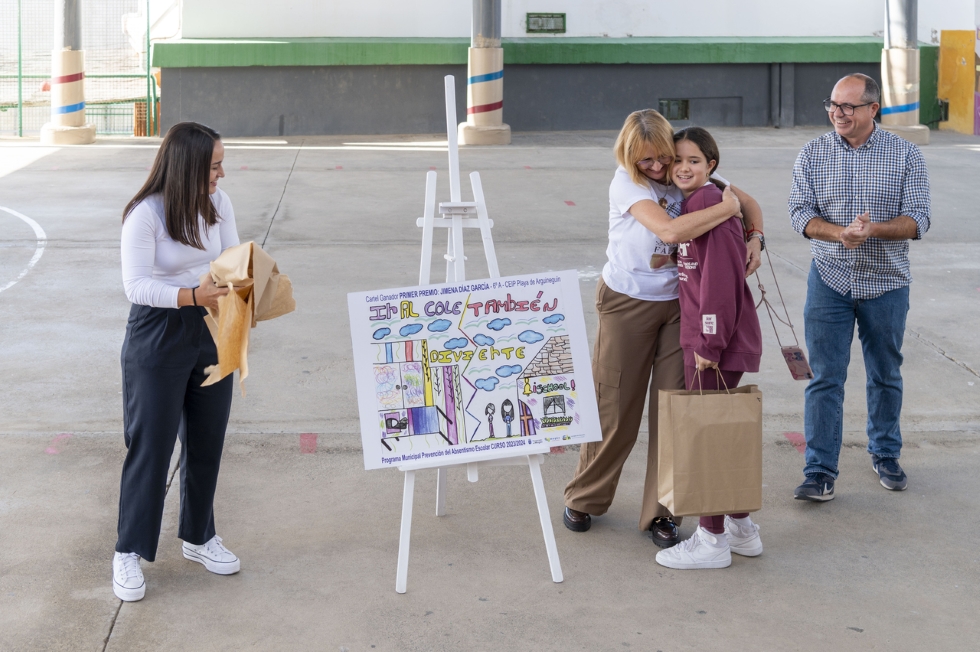 Vencedora del concurso. En la imagen, concejala Emily Quintana y Rayco Guerra