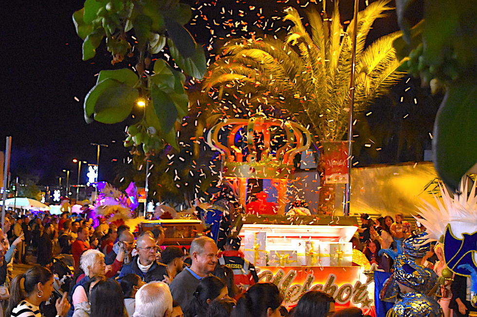 Multitud expectante ante la carroza del Rey Melchor en la Cabalgata de Reyes.