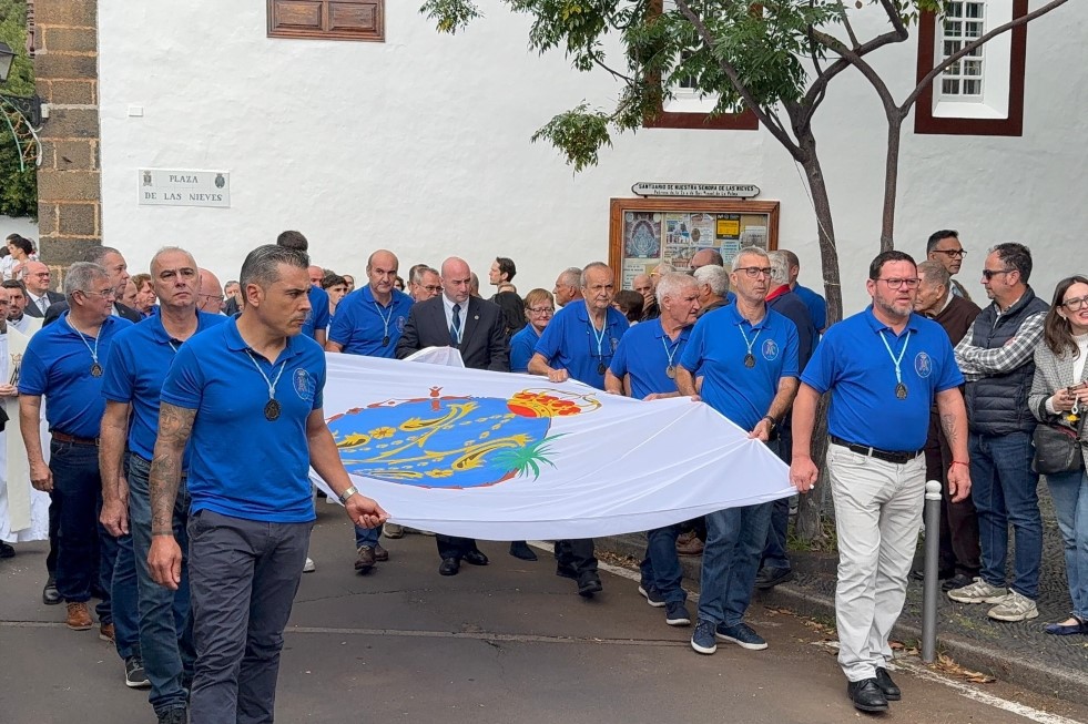 Izado de la Bandera anunciadora de la Bajada de la Virgen de las Nieves