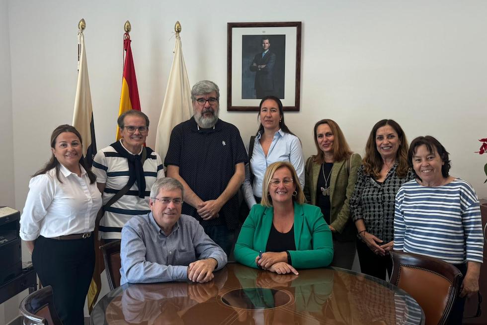 El alcalde, Marco Aurelio Pérez,  junto a la concejala de Recursos Humanos, Élena Álamo Vega, durante la presentación de las reformas en la administración pública.