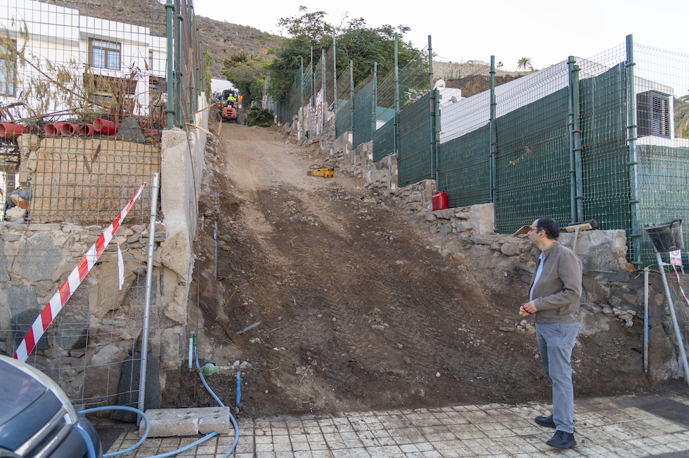 Ernesto Hernández durante su visita a las obras en una de las tres escaleras