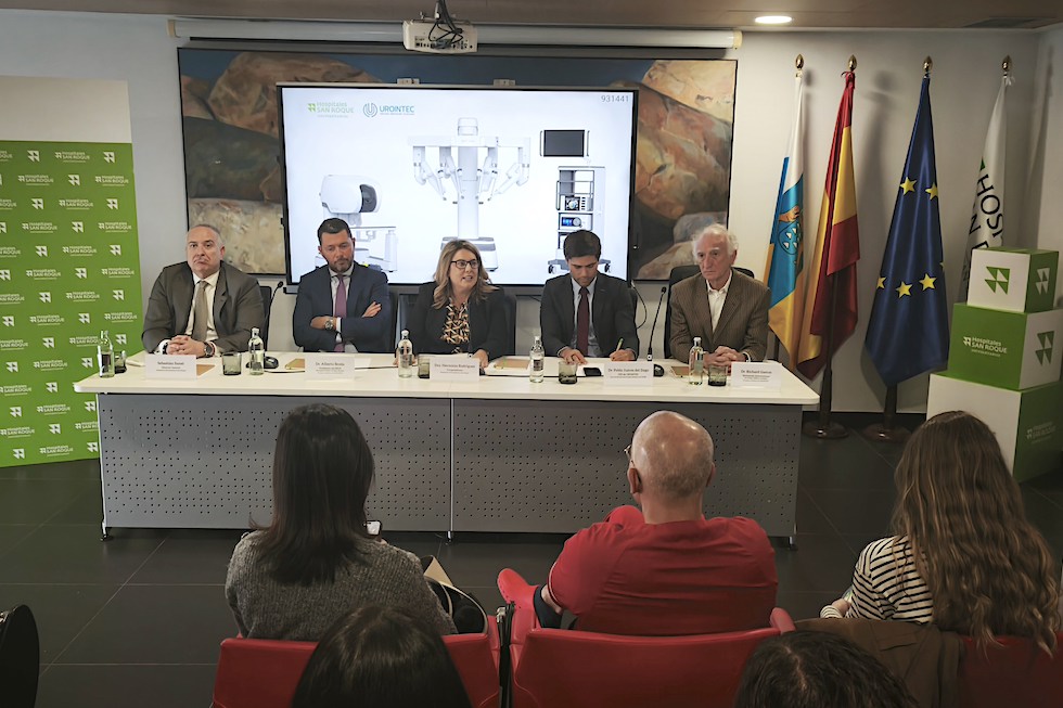 Sebasti&aacute;n Sans&oacute;, Dr. Alberto Breda, Doctora Herminia Rodr&iacute;guez, Dr. Pablo Ju&aacute;rez del Dago y Dr. Richard Gast&oacute;n.