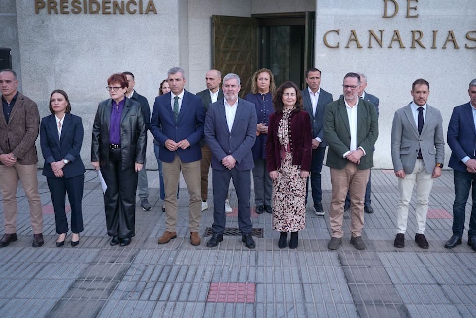 Minuto de silencio en la sede de Presidencia en Las Palmas de Gran Canaria | Maspalomas Ahora