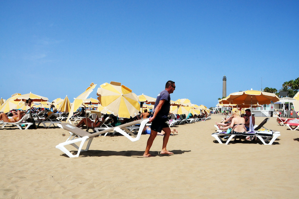 Crean una plataforma para frenar la privatización del servicio de hamacas y sombrillas en San Bartolomé de Tirajana