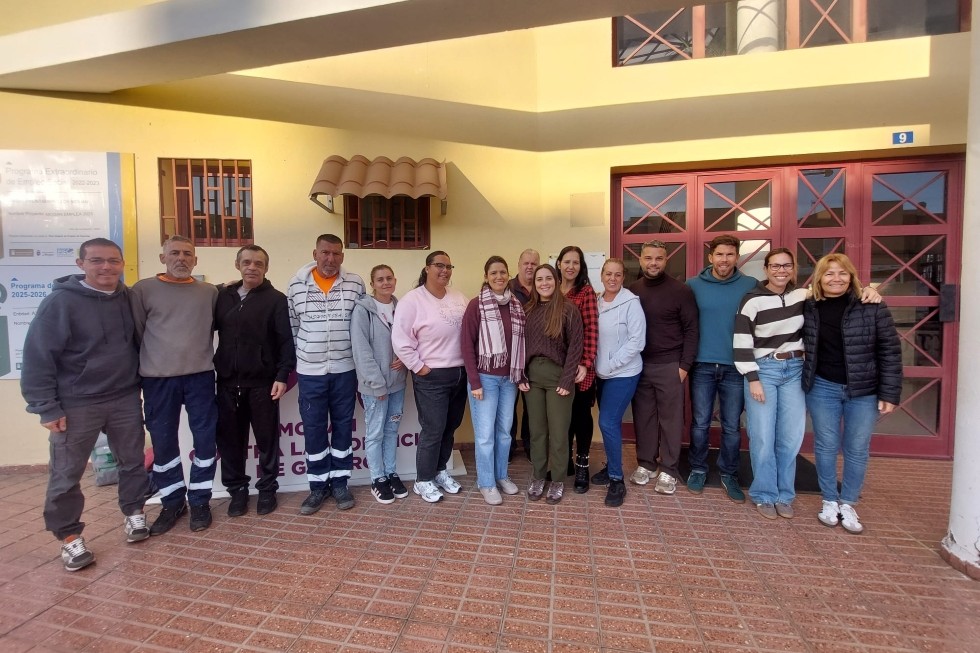 Parte de los seleccionados en la primera fase junto a la concejala de Presidencia y Empleo Tania Alonso y compa&ntilde;eros del grupo de gobierno a su izquierda