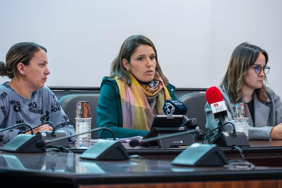 Tania Alonso, en el centro, junto a Taid&iacute;a Galv&aacute;n, madre de alumno afectado, y Emily Quintana, concejala de Educaci&oacute;n | Maspalomas Ahora