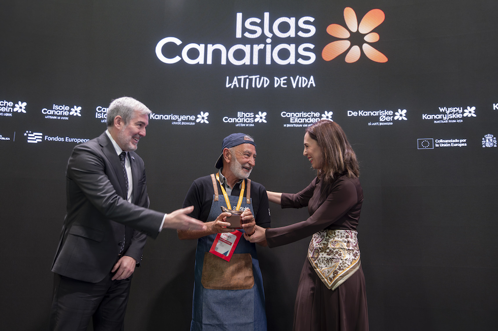 Homenaje a Graciliano D&iacute;az, responsable de la zumer&iacute;a del estand de las islas