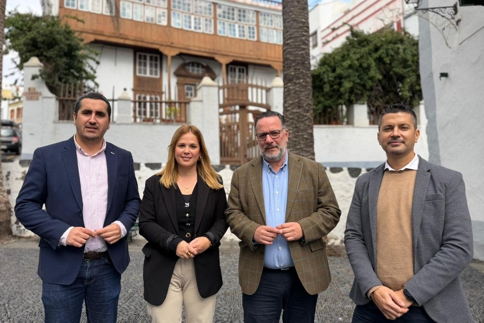 Representantes de Bre&ntilde;a Baja y Gobierno de Canarias