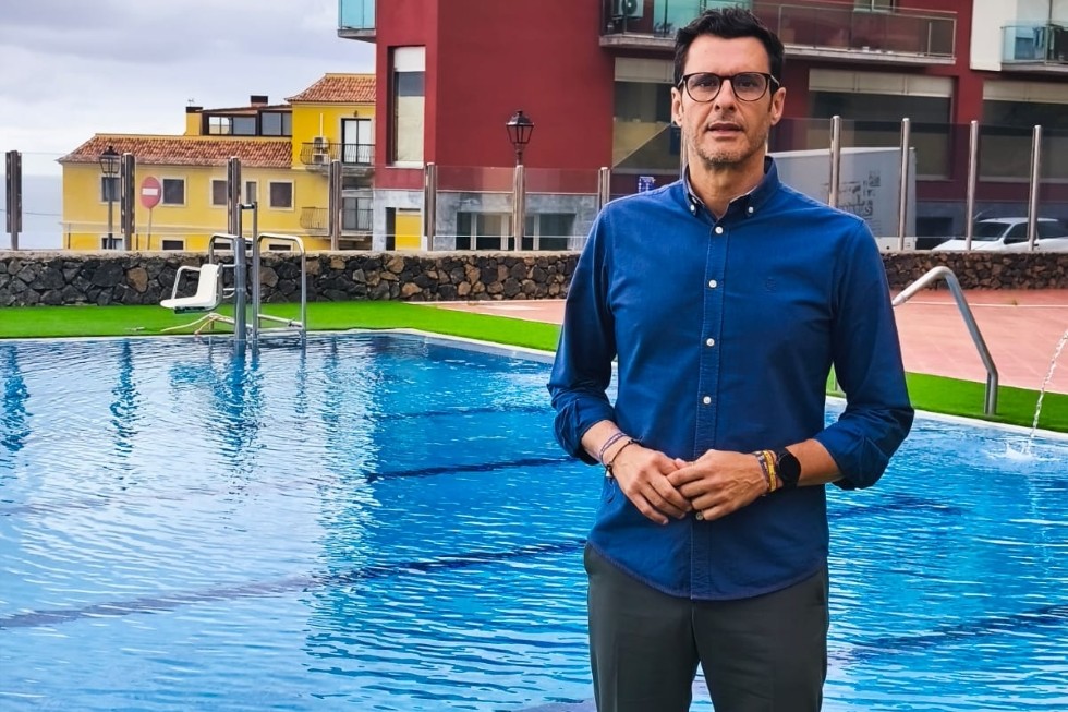 Toni Santana en la piscina municipal