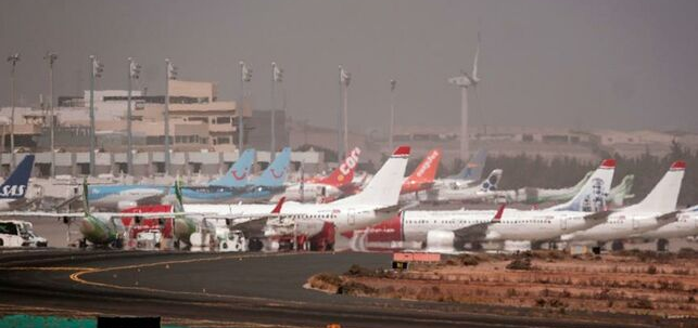 Vista de la pista de aterrizaje del aeropuerto de Gran Canaria este lunes. EFE/Ángel Medina G.