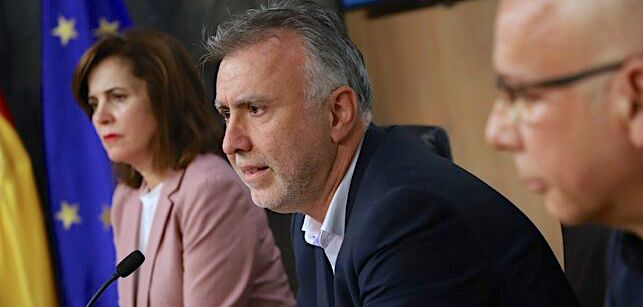 El presidente de Canarias, Ángel Víctor Torres, junto a la consejera de Sanidad, Teresa Cruz Oval, y el jefe de Epidemiología y Prevención de la Dirección General de Salud Pública, Domingo Núñez.