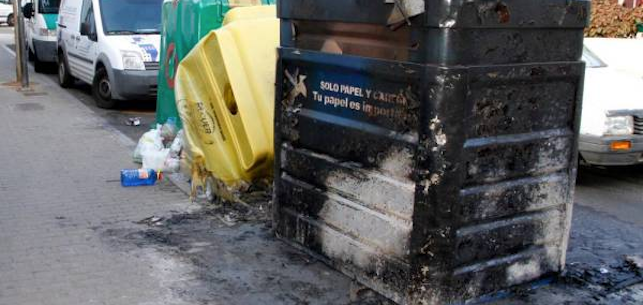 Imagen de archivo de contenedores quemados.