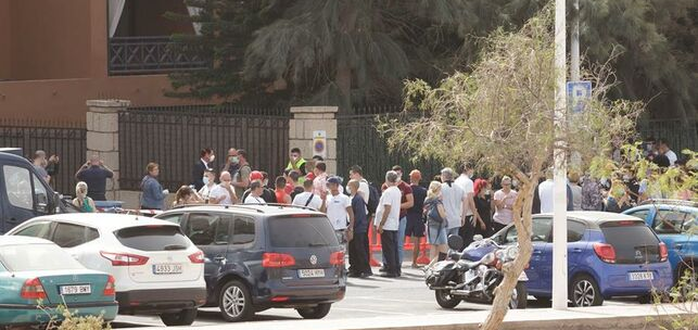 Huéspedes y personal del hotel situado en el municipio tinerfeño de Adeje, donde se están haciendo controles por coronavirus. EFE/Ramón de la Rocha