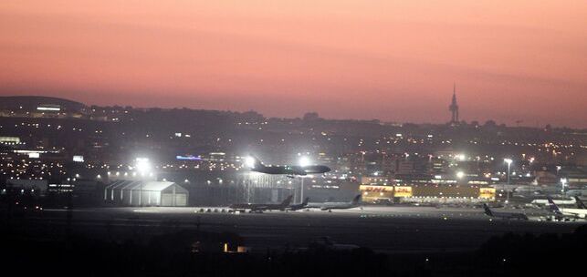 El avión de Air Canada momentos antes de aterrizar en el aeropuerto de Barajas, en Madrid (España). EDUARDO PARRA / EUROPA PRESS