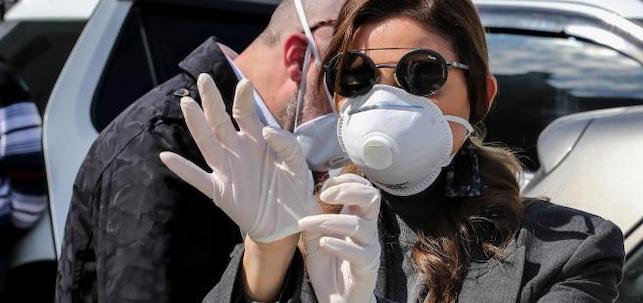 Mascarilla y guantes. EFE