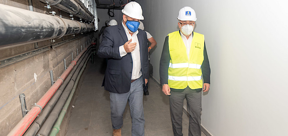 José María Mañaricúa y Antonio Morales recorren las intalaciones del hotel.