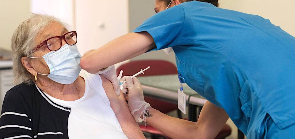 Vacunación contra el COVID en el Centro de Mayores de San Fernando.