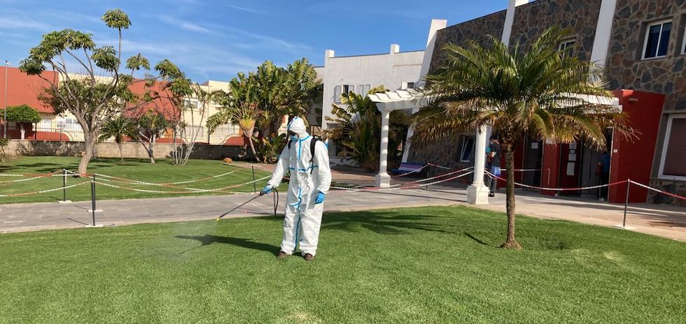 Técnico fumiga en el centro de Mayores de San Fernando.