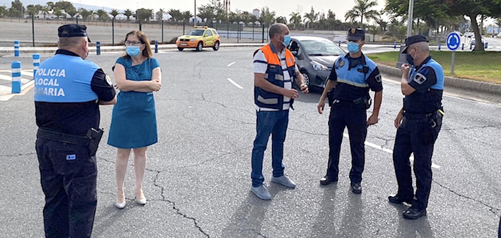 Imagen de archivo, Inés Rodríguez junto a efectivos de la policía local.
