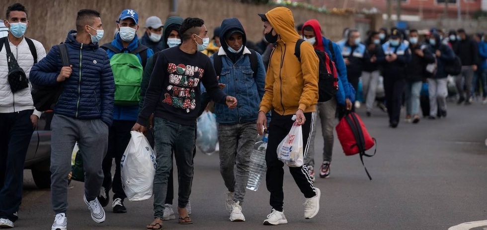 Un grupo de unos 50 inmigrantes regresa al campamento de Las Raíces, en La Laguna. (EFE)