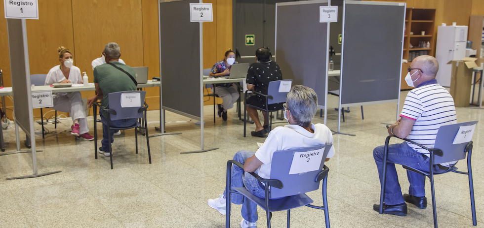 Vacunación masiva (tercera dosis). ACFI PRESS