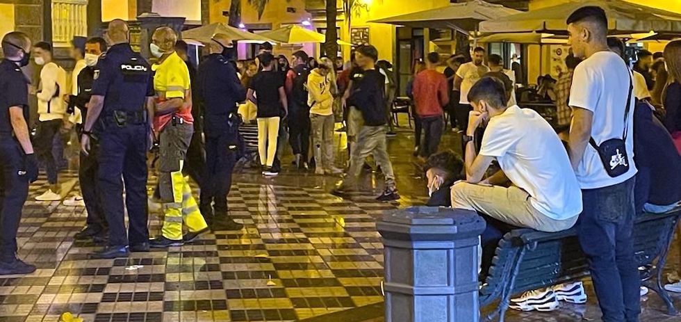 Menores en la plaza de las Ranas, en la capital grancanaria. TIEMPO DE CANARIAS