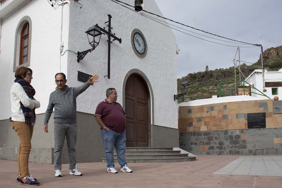 Onalia Bueno, Ernesto Hern ández y Víctor Gutiérrez, en la plaza Álamo y Mejías  de Barranquillo Andres | MASPALOMAS AHORA