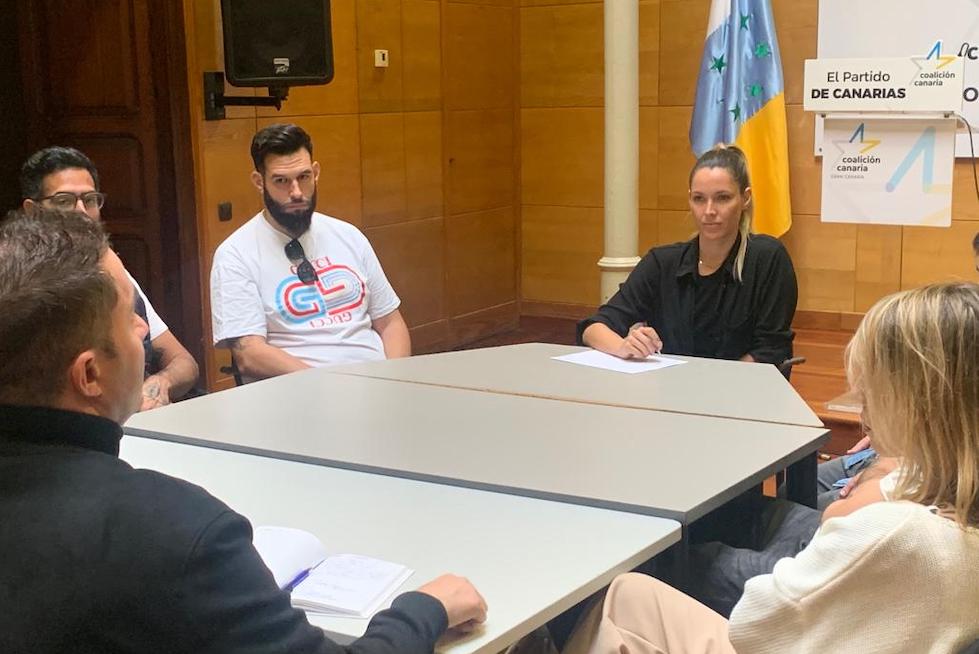 La candidata a presidenta del Cabildo de Gran Canaria, María Fernández, se reunió hoy con un importante número de gastrónomos de la isla